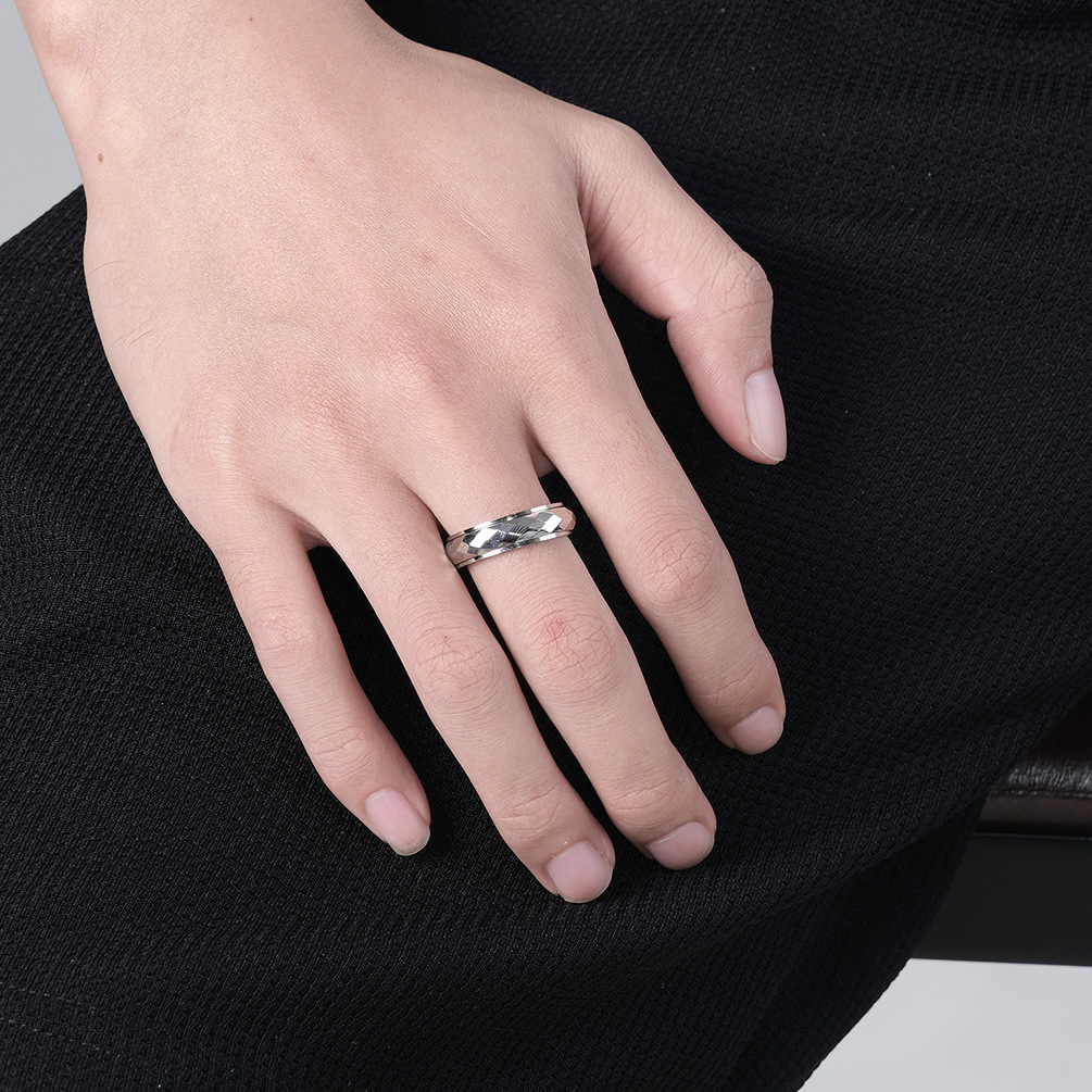 حلقة من الفولاذ المقاوم للصدأ  - مراجعة Initial Ring Custom وسعره