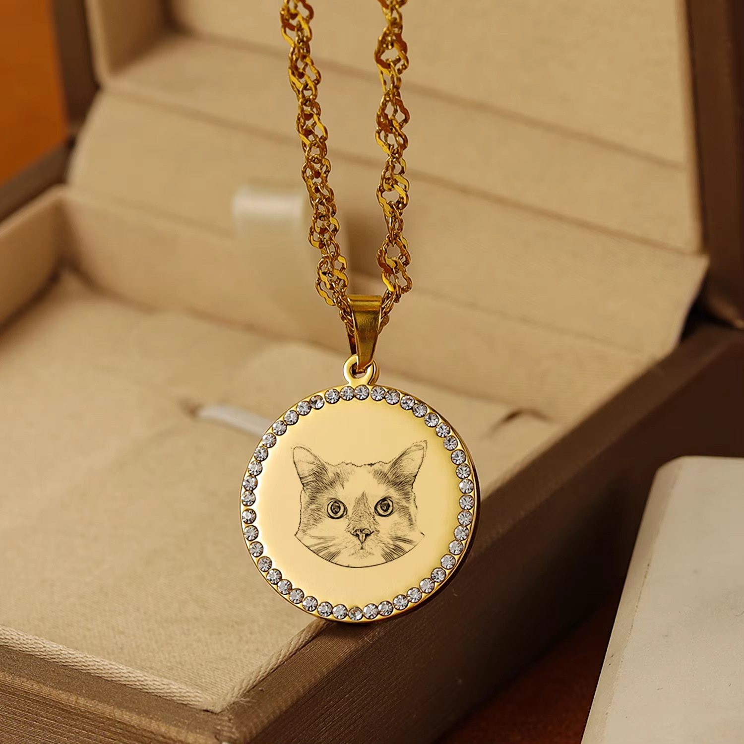 قلادة دائرية مخصصة بنقش صورة ا - مراجعة Pet Portrait Custom وسعره
